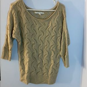 Quarter sleeve sweater